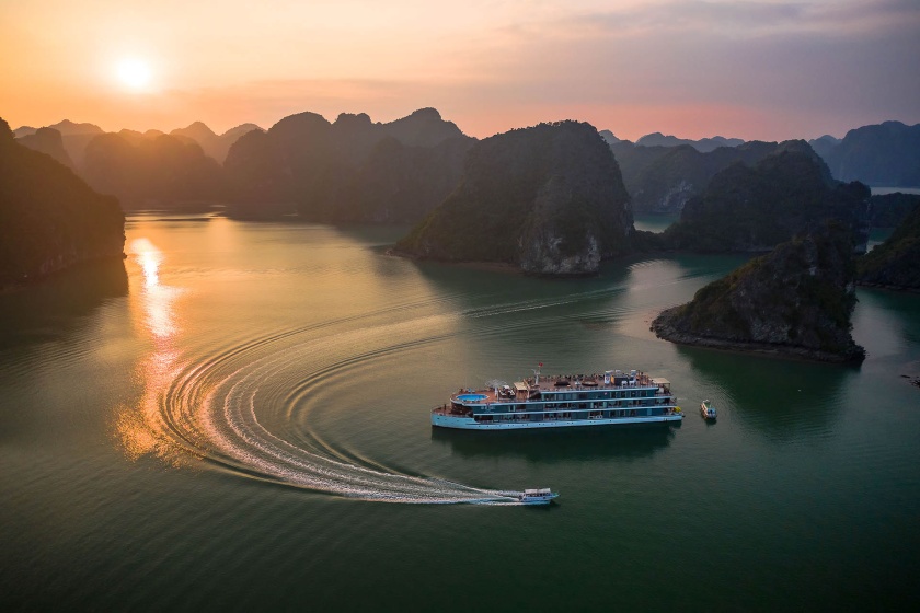 Sunset in Halong bay 